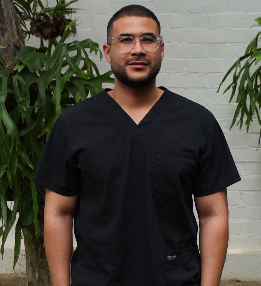 Dr. Juan Sebastian Prado atendiendo a un paciente joven